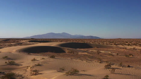 Una-Gran-Toma-Aérea-De-Un-Paisaje-Desértico-Cerca-Del-Mar-De-Salton-Ubicado-En-El-Sur-De-California