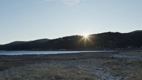 Sonnenaufgang-über-Einem-Bergsee