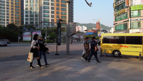 Busy-street-corner-in-suburbs-of-Seoul,-South-Korea