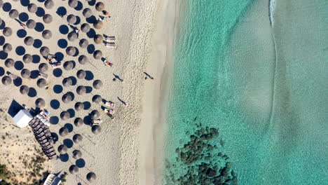 Luftaufnahme-Von-Oben-Auf-Einen-Majestätischen-Sandstrand-An-Einem-Sonnigen-Tag