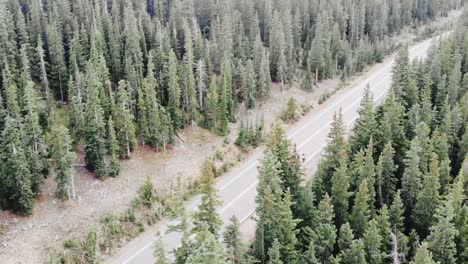 Un-Par-De-Ciclistas-Cabalgando-Sobre-Mount-Evans,-Evergreen,-Colorado.