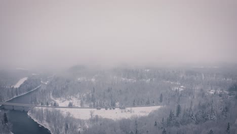 Paisaje-Invernal-Brumoso---Drone-Volando-4k---Montañas---árboles,-Ríos,-Nevados