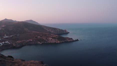 Puesta-De-Sol-Sobre-La-Isla-De-Patmos-Revelación-De-Jesucristo-Historia-Apóstol-Juan-Drone-Aéreo-Montaña-Rocosa