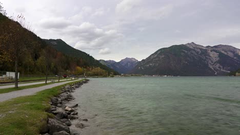 Achensee-En-Las-Montañas-De-Austria-En-Los-Alpes-Con-El-Histórico-Tren-De-Vapor-Y-Vías-Que-Recorren-La-Orilla