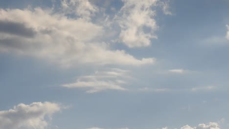 Hermoso-Lapso-De-Tiempo-Con-Cielo-Azul-Y-Nubes