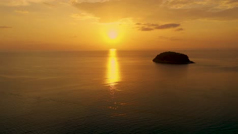 Luftaufnahmen-Schöne-Wolke-Bei-Sonnenuntergang-über-Kata-Beach-Phuket