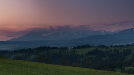 Sonnenaufgang-Mit-Blick-Auf-Die-Hohe-Tatra