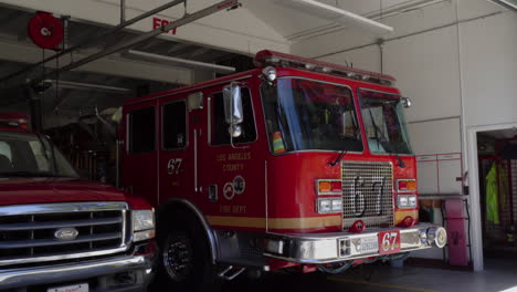 Señalización-De-La-Estación-De-Bomberos-En-La-Parte-Superior-Del-Departamento-De-Bomberos-Del-Condado-De-Los-Ángeles.