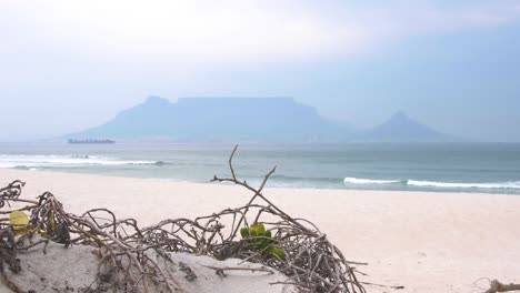 La-Mundialmente-Famosa-Vista-De-La-Montaña-De-La-Mesa-Desde-Bloubergstrand.