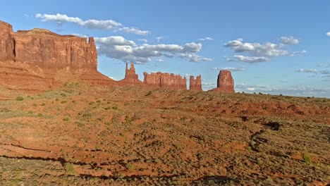 Luftaufnahmen-Vom-Monument-Valley-Mit-Seiner-Landschaftsansicht-Von-Bergen-Und-Rötlich-Gefärbten-Felsen