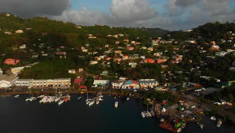 Drohnenaufnahmen-Eines-Yachtclubs-Mit-Häusern-Am-Berghang-In-Der-Karibik