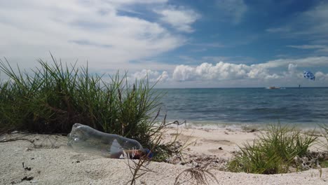 Contaminación-Del-Océano-Y-Basura-En-Una-Playa-Tropical.