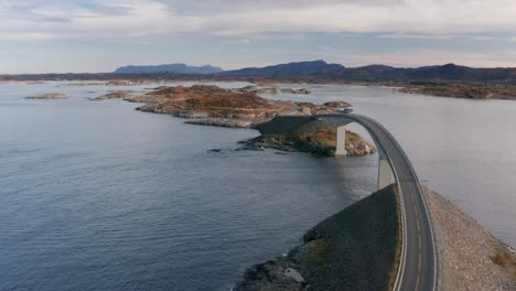 Vista-De-Pájaro-De-La-Famosa-Carretera-Del-Atlántico-En-Noruega