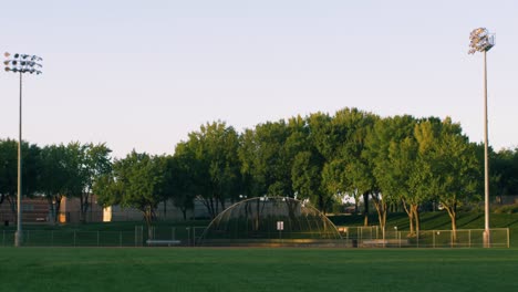 Un-Hermoso-Amanecer-Sobre-Un-Campo-De-Béisbol