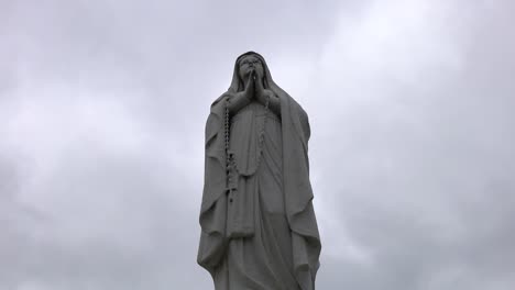 Grabstein-Der-Jungfrau-Maria-Auf-Einem-Friedhof-Im-Zeitraffer-4k