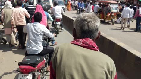 Schwenken-Sie-Vom-Taxifahrer-Zum-Geschäftigen-Stau-In-Der-Hauptverkehrszeit-Am-Feiertag-In-Varanasi,-Benares,-Banaras,-Kashi,-Uttar-Pradesh,-Lucknow,-Indien