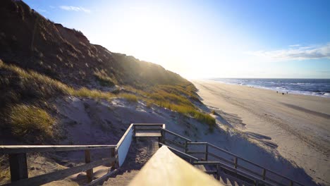 Escaleras-De-Madera-En-Una-Playa-De-Arena-En-Verano