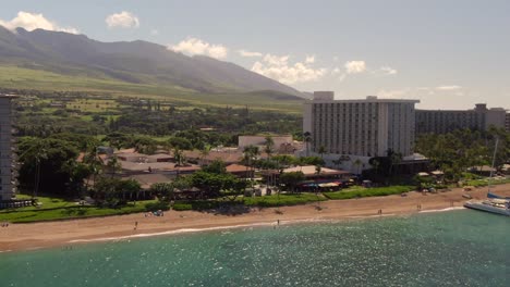 Vista-Aérea-De-La-Costa-De-Ka&#39;anapali-Y-El-Pueblo-Ballenero,-Maui.