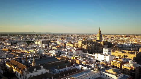 Pivot-around-Seville,-Spain's-La-Giralda-Tower-at-sunset