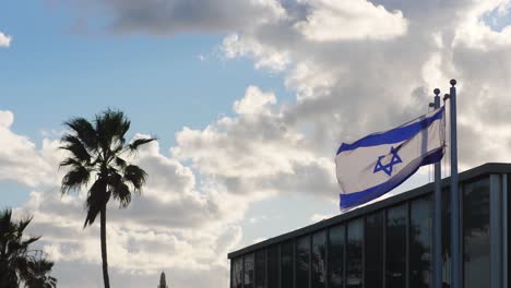 Die-Israelische-Flagge-Weht-In-Tel-Aviv,-Israel