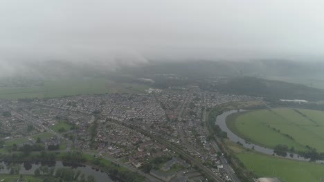 Toma-Aérea-Alta-Que-Revela-Stirling-Y-El-Río-Junto-Con-El-Monumento-A-Wallace-En-La-Distancia-En-Un-Día-De-Nubes-Bajas