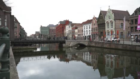 Eine-Weitwinkel--Bis-Mittelaufnahme-Von-Fußgängern,-Die-Eine-Brücke-über-Den-Stadtkanal-überqueren