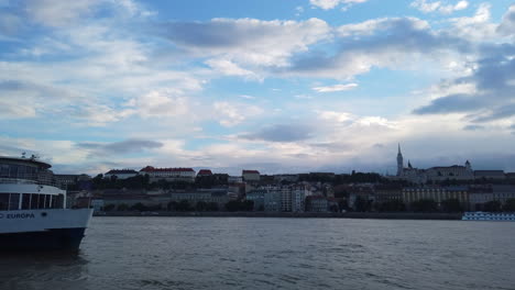 4K-video-the-river-side-in-Budapest