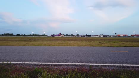 Toma-De-Seguimiento-Del-Aterrizaje-De-Un-Avión-En-La-Pista-Del-Aeropuerto-Internacional-De-Siem-Reap-En-4k