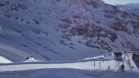 Volando-Sobre-La-Estación-De-Góndolas-De-Val-Thorens,-En-Los-Alpes-Franceses.