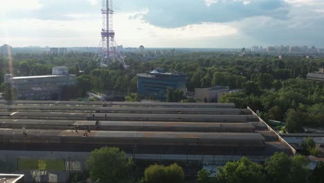 Vista-Aérea-Que-Asciende-Desde-El-Espacio-De-Cowork-Hasta-La-Torre-De-Radio-En-Kiev,-Ucrania