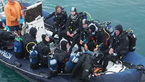 Nahaufnahme-Von-Tauchern-In-Einem-Boot,-Die-Im-Sommer-Von-Einem-Tauchausflug-In-Den-Hafen-In-Puerto-Del-Carmen,-Lanzarote,-Spanien-Zurückkehren