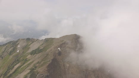 Ein-Berggipfel-Wird-Sichtbar,-Während-Die-Wolken-Verziehen