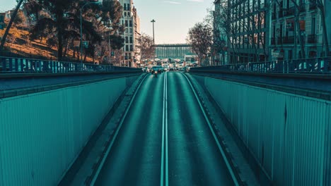 4K-Zeitraffer-Einer-Viel-Befahrenen-Straße-Im-Zentrum-Von-Madrid,-Spanien