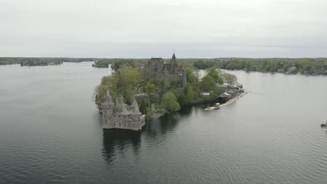 Drohnenaufnahme-Einer-Burg-In-Thousand-Islands,-Nach-Unten-Fliegend,-Nach-Rechts-Und-Nach-Links-Schwenkend