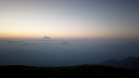 Temprano-En-La-Mañana,-Por-Encima-De-Las-Nubes,-Vista-Con-Una-Ola-Como-Una-Nube-Rodando-Sobre-La-Niebla-De-La-Montaña,-Kodaikanal,-Tamil-Nadu,-India