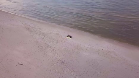 Glückliche-Familie-Genießt-Einen-Tag-Am-Strand