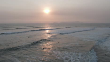 Sonnenuntergang-An-Einem-Ruhigen-Strand-Mit-Schwimmenden-Leuten