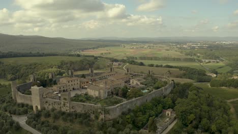 Tiro-épico-Con-Drones-En-La-Cima-De-Una-Colina-En-Un-Pueblo-Medieval-Amurallado-En-Toscana,-Italia