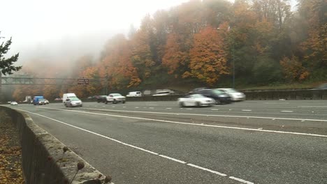 Carretera-26-En-Oregon-Con-Coches-En-La-Niebla-De-La-Madrugada