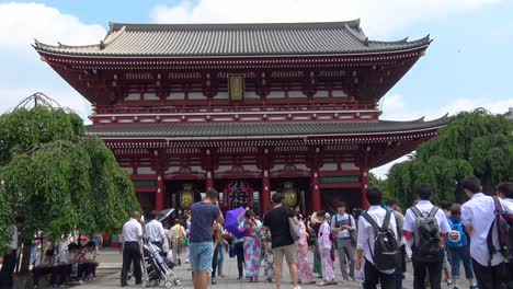 Crowded-people-heading-to-the-Buddhist-Temple-Sensoji