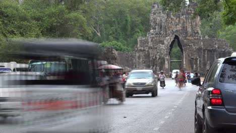 Timelapse-of-Traffic-and-Tourists-Around-Angkor-Wat-Temples