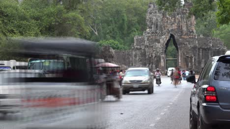 Zeitraffer-Von-Verkehr-Und-Touristen-Rund-Um-Die-Tempel-Von-Angkor-Wat