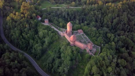 Castillo-De-Turaida-Durante-La-Hora-Dorada.-Aérea,-Panorámica-Circular