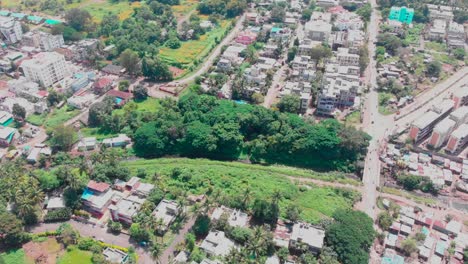 4K-Hirwai-Wald-In-Der-Stadt-Latur-Drohnen-Kreisaufnahme