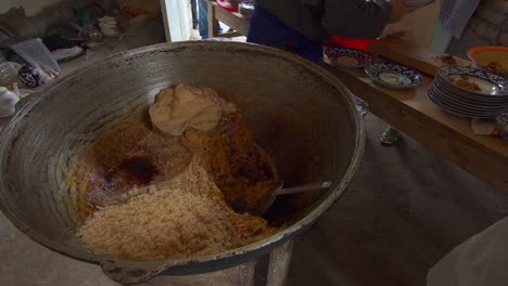 Local-Uzbek-are-preparing-Uzbek-pilav-in-Samarkand,-Uzbekista