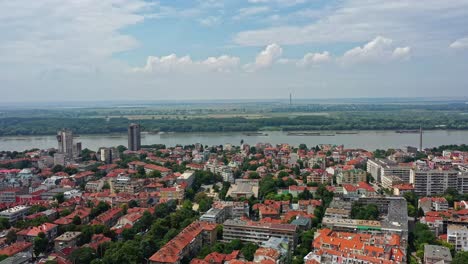 Volando-Sobre-La-Ciudad-De-Ruse-En-Bulgaria-Con-El-Río-Dunav-Como-Frontera-Entre-Bulgaria-Y-Rumania