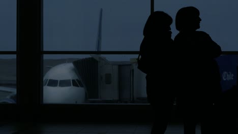 La-Silueta-De-Dos-Mujeres-Esperando-En-El-Aeropuerto-De-Iquique.-