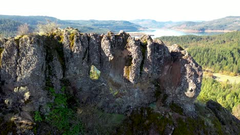 Vista-Aérea-De-Una-Característica-Geológica-única-Con-Vistas-Al-Lago-Lost-Creek-En-El-Sur-De-Oregon