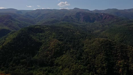 Volando-Sobre-Las-Colinas-De-Las-Montañas-Ródope-Con-árboles-Verdes-A-La-Vista-Durante-El-Verano