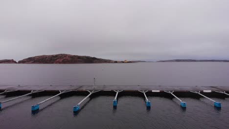 Die-Wunderschönen-Dockfinger-Des-Nordhafens-Lysekil,-Schweden-Mit-Bergen-Im-Hintergrund---Luftaufnahme